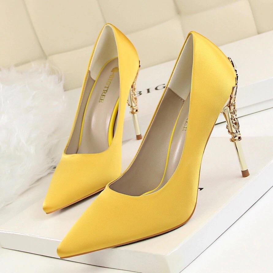 Dolly patent leather pumps in yellow - Christian Louboutin | Mytheresa